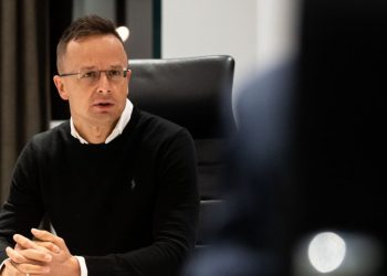 Szijjártó: Magyarország nem enged át területén Ukrajnába tartó fegyvereket