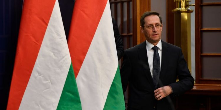 Varga Mihály: Magyarország maradjon ki a háborúból!